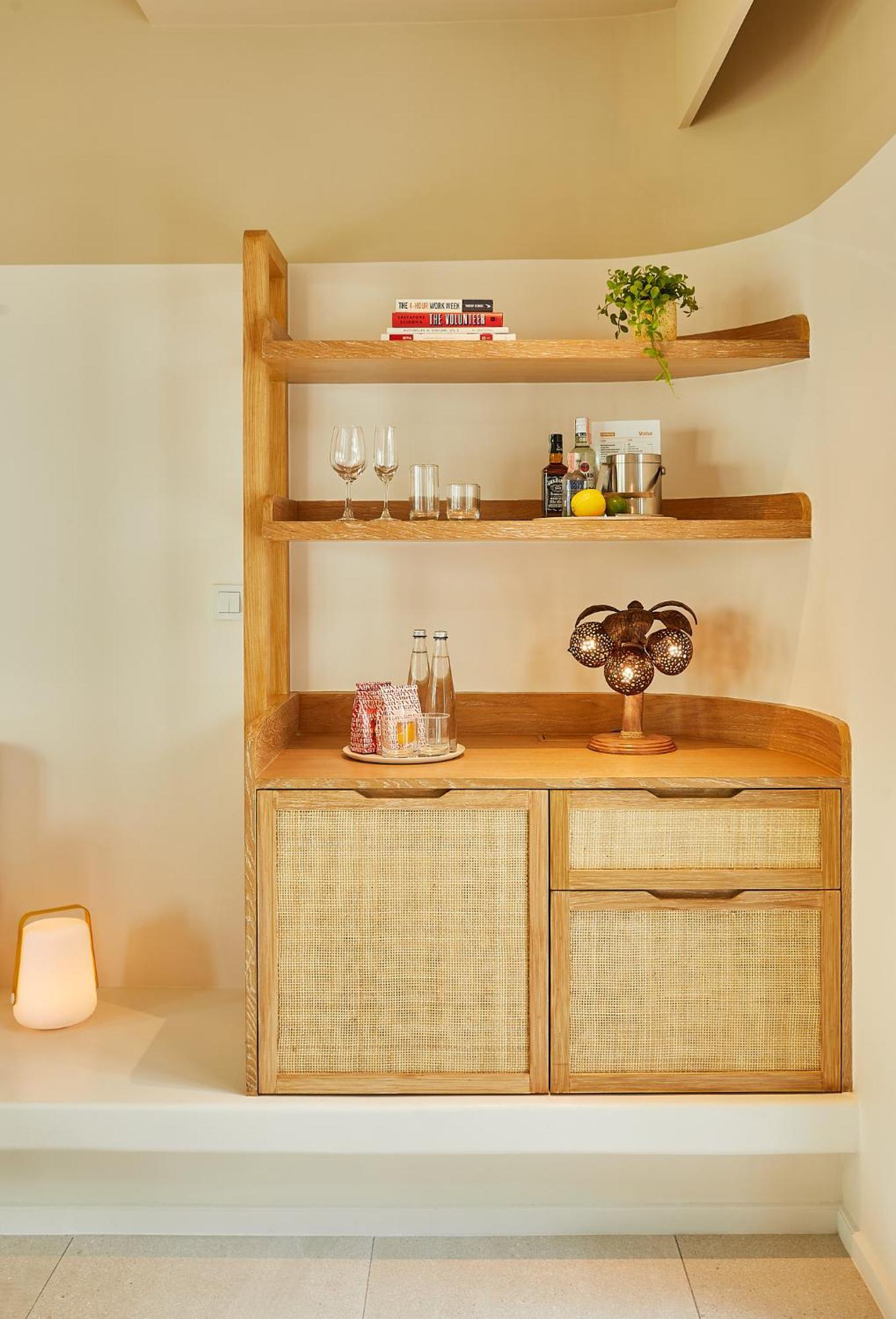 The Standard, Hua Hin Ξενοδοχείο Δωμάτιο φωτογραφία A small bar in a hotel room