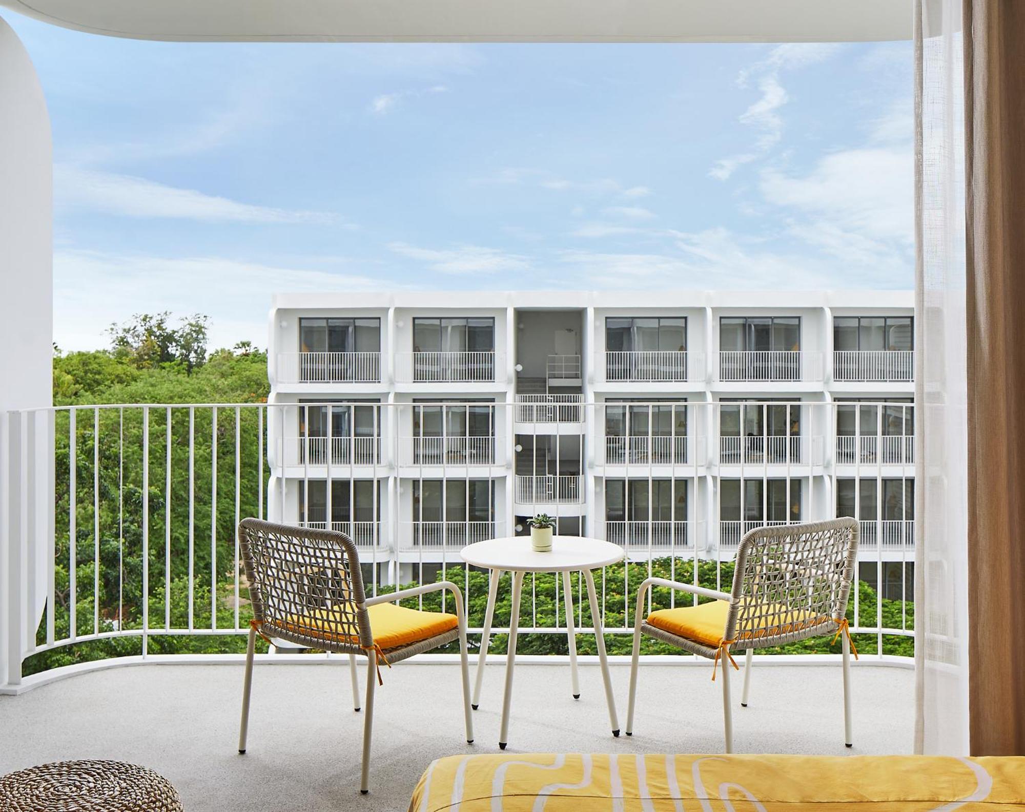 The Standard, Hua Hin Ξενοδοχείο Δωμάτιο φωτογραφία Balcony of a hotel room